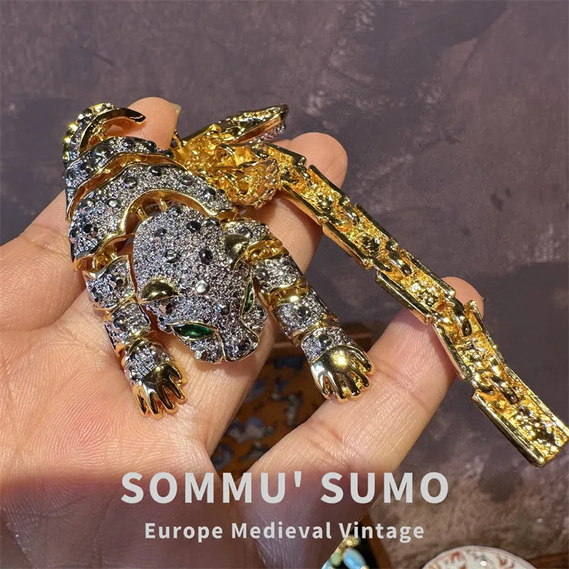 vintage pieces Brief brooch European autumn and winter accessories