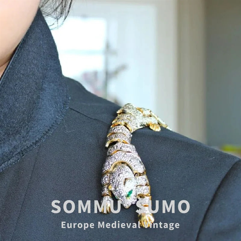 vintage pieces Brief brooch European autumn and winter accessories